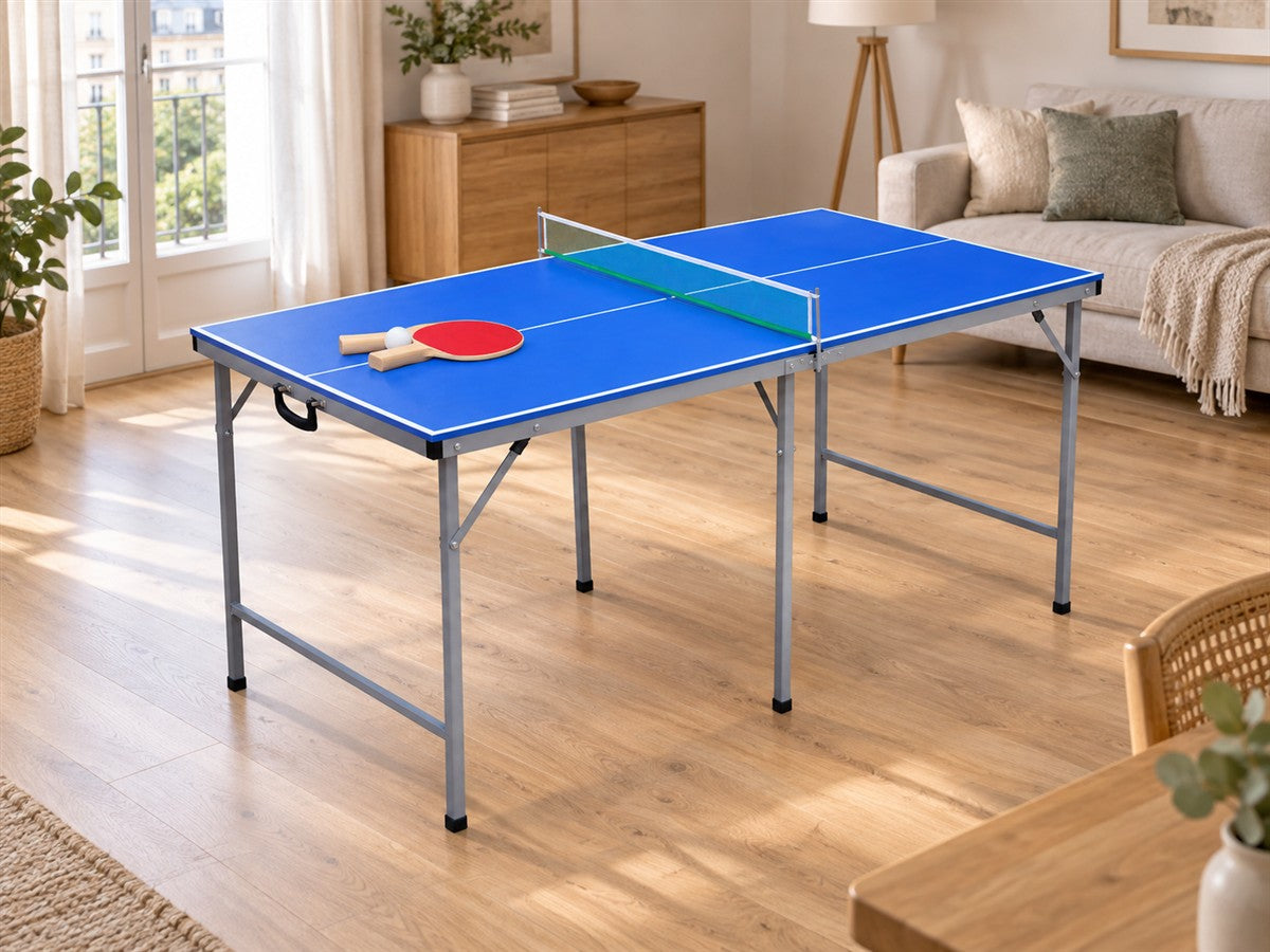Mise en situation illustrative de la petite table de ping-pong pliable dans un salon.