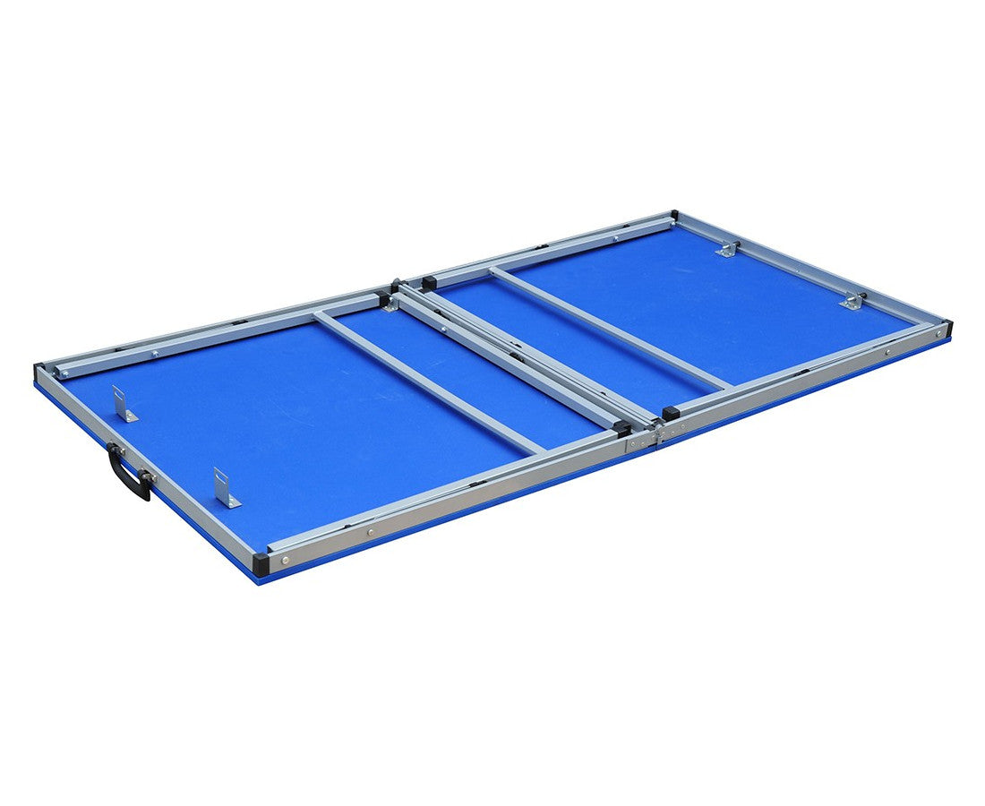 Dessous de la table SMALL avec les pieds repliés.